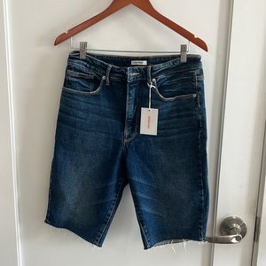 Good American NWT medium dark blue. Slightly distressed Bermuda shorts. Size 14